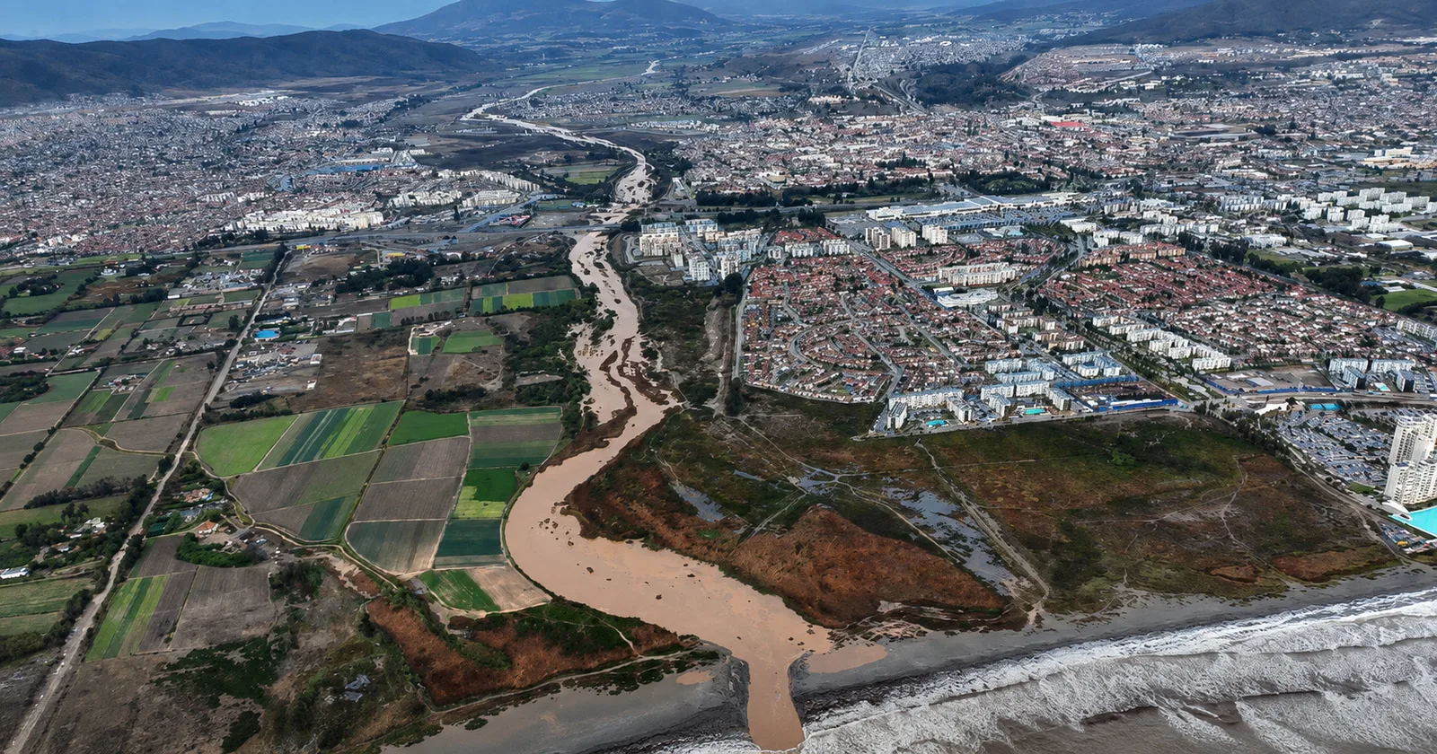 Vista aérea del río Elqui entre terrenos agrícolas y áreas urbanas de La Serena y Coquimbo.