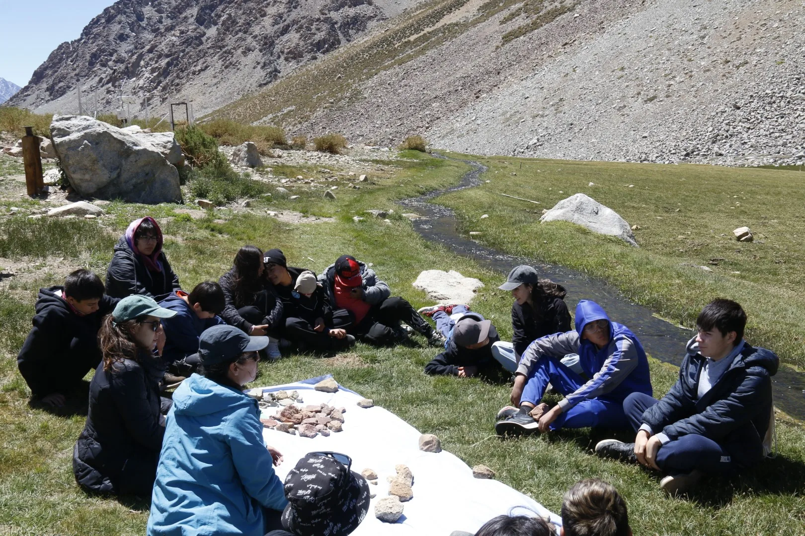 Estudiantes de Vicuña y Rivadavia observando las confluencias de la cuenca del Elqui en Juntas del Toro para la exposición Hidroclimas cambiantes.